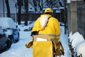 Briefzusteller müssen bei jedem Wetter die Post zustellen. © lagom - Fotolia.com