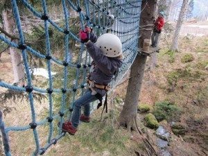 Erlebnispädagogisches Betätigungsfeld Hochseilgarten. © ehrenberg-bilder - Fotolia.com