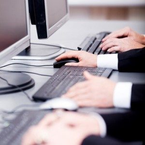 Datenerfasser arbeiten mit PC und Datenverarbeitungsprogrammen. © juniart - Fotolia.com