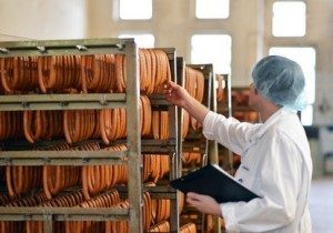 Eine qualifizierte Qualitätskontrolle ist in allen Fertigungsbetrieben essentiell.
